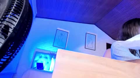 Snapshot of mia_rousseau chatting on 12/19/25, 03:02 MIA online show from 12/19/25, 03:02