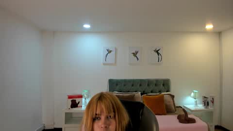 Snapshot of mia_rousseau chatting on 02/26/26, 02:21 MIA online show from 02/26/26, 02:21