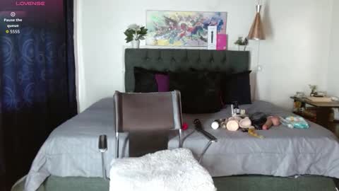 MIA  online show from 10/05/25, 02:15