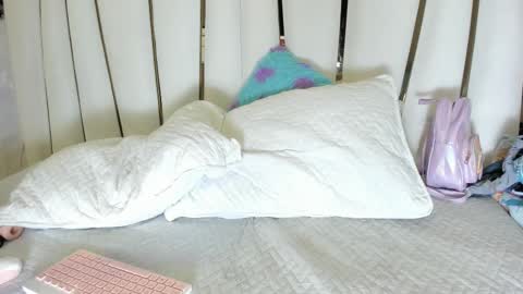 mia_vy online show from 12/18/25, 03:23