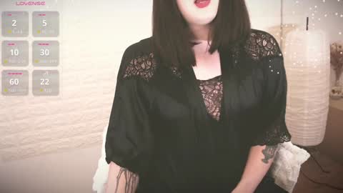 mia_wallase online show from 12/30/24, 08:25