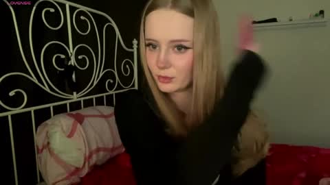 mia_wellis online show from 04/26/26, 07:44