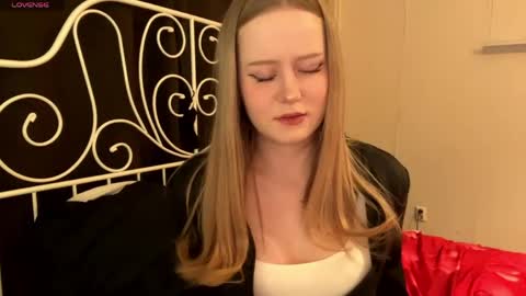 mia_wellis online show from 04/27/26, 07:12
