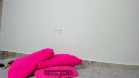 MIA INDEPENDENT MODEL  online show from 01/06/25, 08:46