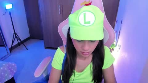 mia  nicolle online show from 11/01/25, 01:18