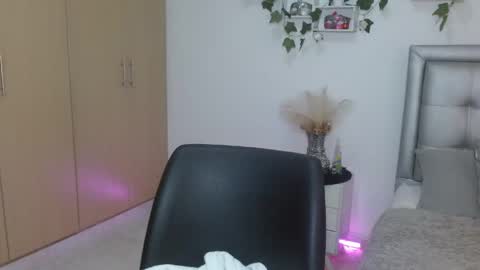 Snapshot of miaa_star_1x chatting on 04/22/26, 10:06 miaa_star_1x online show from 04/22/26, 10:06