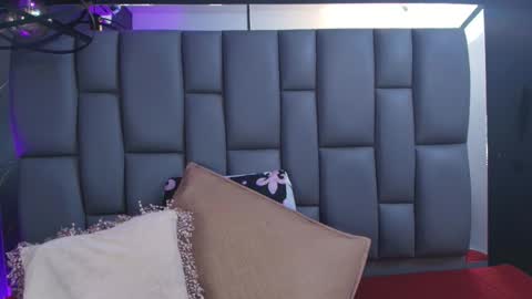 Mia online show from 11/08/25, 12:05