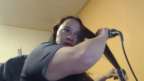 Snapshot of miaabrownn chatting on 02/10/25, 09:15 MIA online show from 02/10/25, 09:15