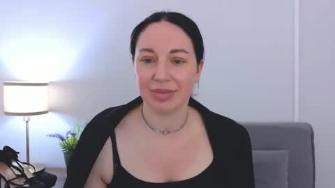 Mia online show from 06/06/26, 03:39