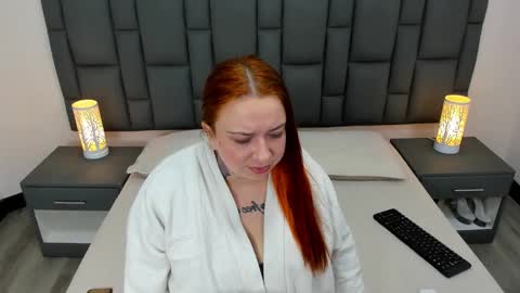mia red hair molly short hair online show from 01/12/25, 08:04