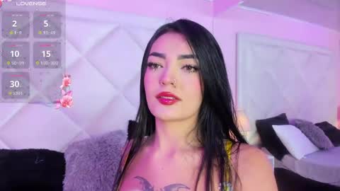 Snapshot of miaasmiith_ chatting on 04/06/26, 12:17 Alexandra online show from 04/06/26, 12:17