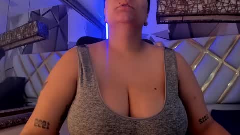 Snapshot of miacapucci1 chatting on 10/03/25, 02:52 online show from 10/03/25, 02:52