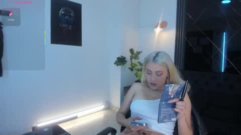 Snapshot of miacarperrlux chatting on 02/10/26, 09:41 MiaCarper online show from 02/10/26, 09:41
