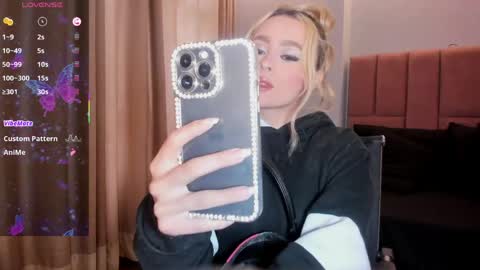 Snapshot of miacarperrlux chatting on 04/11/26, 09:19 MiaCarper online show from 04/11/26, 09:19