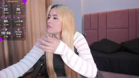 Snapshot of miacarperrlux chatting on 04/15/26, 09:15 MiaCarper online show from 04/15/26, 09:15