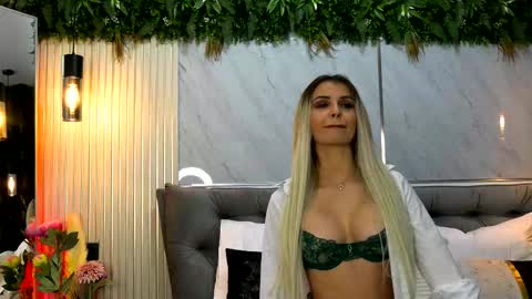 Snapshot of miacharm1 chatting on 01/05/26, 10:46 Mia online show from 01/05/26, 10:46