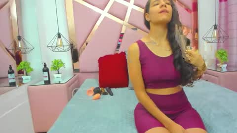 Snapshot of miacours chatting on 12/16/25, 01:05 MiaCours online show from 12/16/25, 01:05