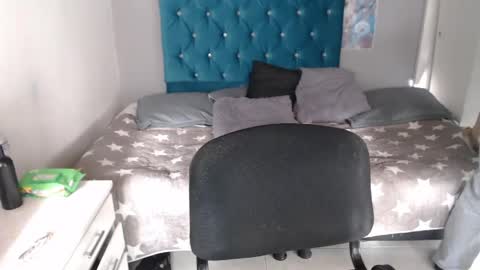 Snapshot of miacumgirl chatting on 04/22/26, 12:18 miacumgirl online show from 04/22/26, 12:18