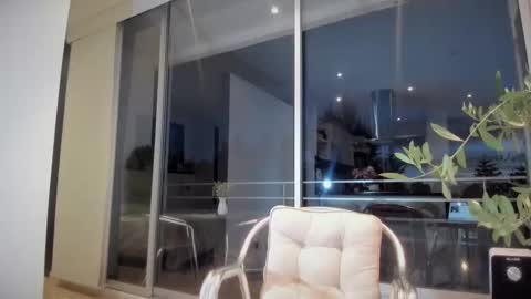 Mia online show from 11/06/25, 11:04