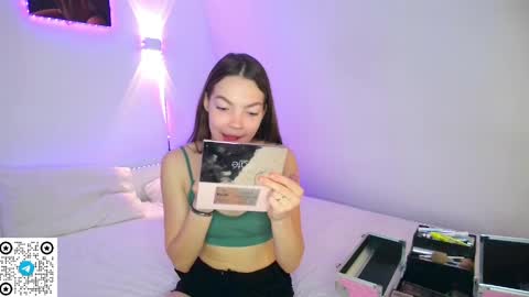 Snapshot of miafiora chatting on 05/19/26, 01:11 Mia online show from 05/19/26, 01:11