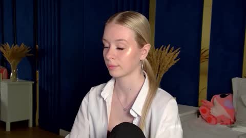 Mia online show from 11/25/25, 10:43