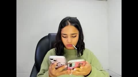 Snapshot of miahsex69 chatting on 11/19/25, 04:23 miahsex69 online show from 11/19/25, 04:23