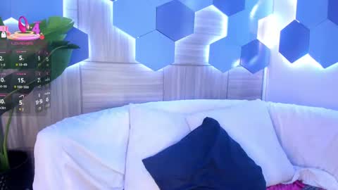 Mia  online show from 10/04/25, 03:59