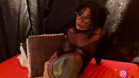 Snapshot of miaknox chatting on 02/17/26, 12:29 Mia online show from 02/17/26, 12:29