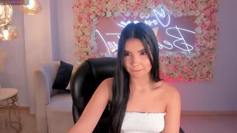 Snapshot of mialaurence_ chatting on 10/05/25, 05:11 Call me Mia online show from 10/05/25, 05:11