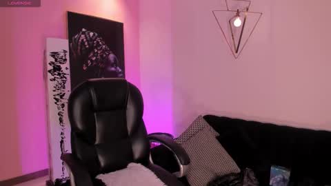 Snapshot of mialaurence_ chatting on 10/27/25, 07:29 Call me Mia online show from 10/27/25, 07:29