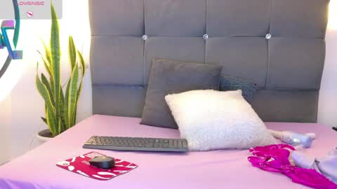 Snapshot of miamackleyn_ chatting on 05/08/26, 01:38 MIA online show from 05/08/26, 01:38