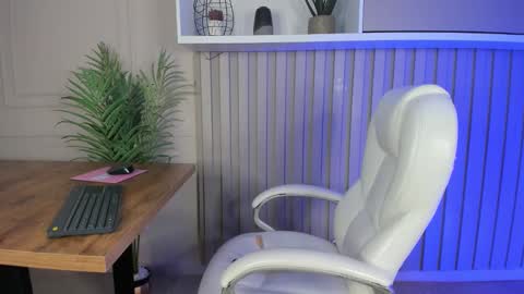 Snapshot of miamiller69 chatting on 01/12/25, 07:11 Mia online show from 01/12/25, 07:11