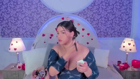 Snapshot of miamontoya chatting on 02/20/26, 01:22 Mia -5 7001400 Follow online show from 02/20/26, 01:22