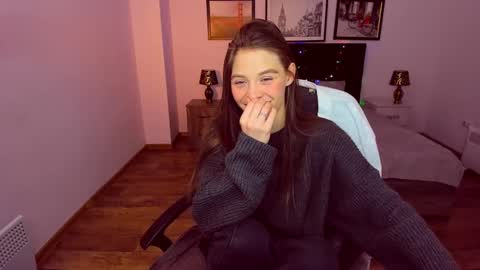 Snapshot of miapaw chatting on 12/18/24, 10:02 Mia online show from 12/18/24, 10:02