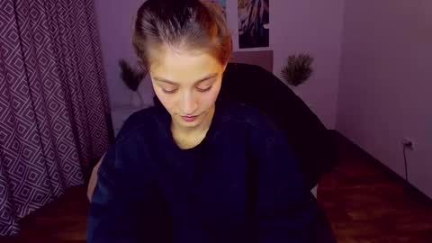 Snapshot of miapaw chatting on 12/22/24, 10:15 Mia online show from 12/22/24, 10:15