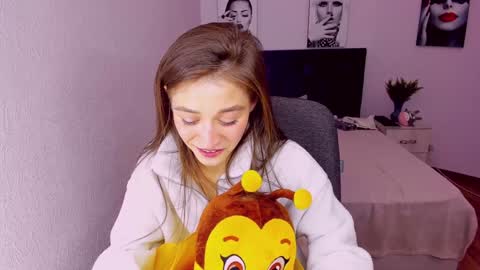 Snapshot of miapaw chatting on 12/25/24, 09:33 Mia online show from 12/25/24, 09:33