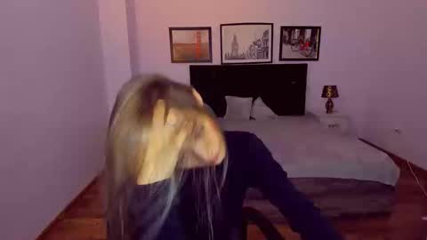 Snapshot of miapaw chatting on 12/29/24, 10:25 Mia online show from 12/29/24, 10:25