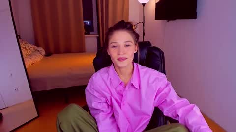 Snapshot of miapaw chatting on 02/06/25, 08:13 Mia online show from 02/06/25, 08:13