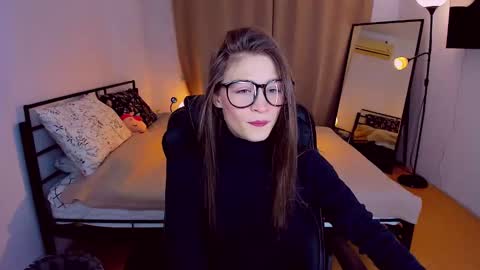 Snapshot of miapaw chatting on 02/13/25, 03:03 Mia online show from 02/13/25, 03:03