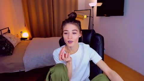 Snapshot of miapaw chatting on 02/17/25, 06:04 Mia online show from 02/17/25, 06:04