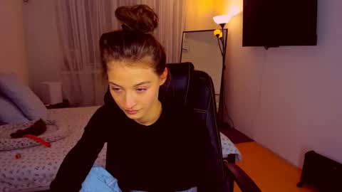 Snapshot of miapaw chatting on 10/17/25, 08:55 Mia online show from 10/17/25, 08:55