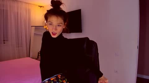 Snapshot of miapaw chatting on 12/03/25, 07:34 Mia online show from 12/03/25, 07:34