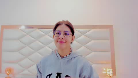 Snapshot of miaqueen021 chatting on 01/20/25, 12:18 Sweetie Mia online show from 01/20/25, 12:18