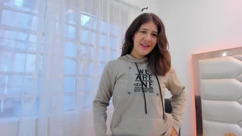 Snapshot of miaqueen021 chatting on 01/29/25, 12:13 Sweetie Mia online show from 01/29/25, 12:13