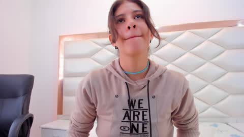 Snapshot of miaqueen021 chatting on 01/29/25, 03:15 Sweetie Mia online show from 01/29/25, 03:15