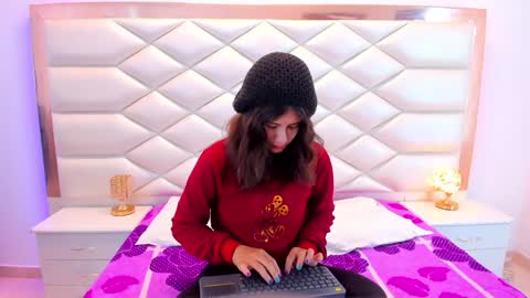 Snapshot of miaqueen021 chatting on 02/08/25, 12:28 Sweetie Mia online show from 02/08/25, 12:28