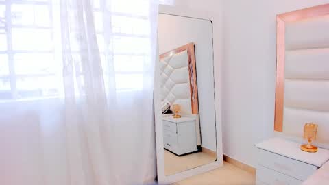 Snapshot of miaqueen021 chatting on 02/11/25, 03:51 Sweetie Mia online show from 02/11/25, 03:51