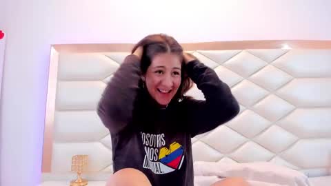 Snapshot of miaqueen021 chatting on 02/19/25, 06:54 Sweetie Mia online show from 02/19/25, 06:54