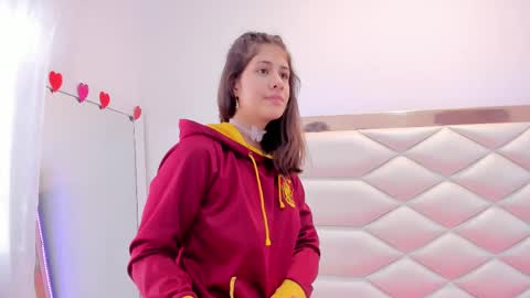 Snapshot of miaqueen021 chatting on 02/24/25, 06:58 Sweetie Mia online show from 02/24/25, 06:58