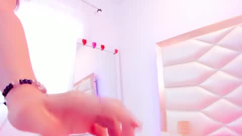 Snapshot of miaqueen021 chatting on 02/25/25, 03:27 Sweetie Mia online show from 02/25/25, 03:27